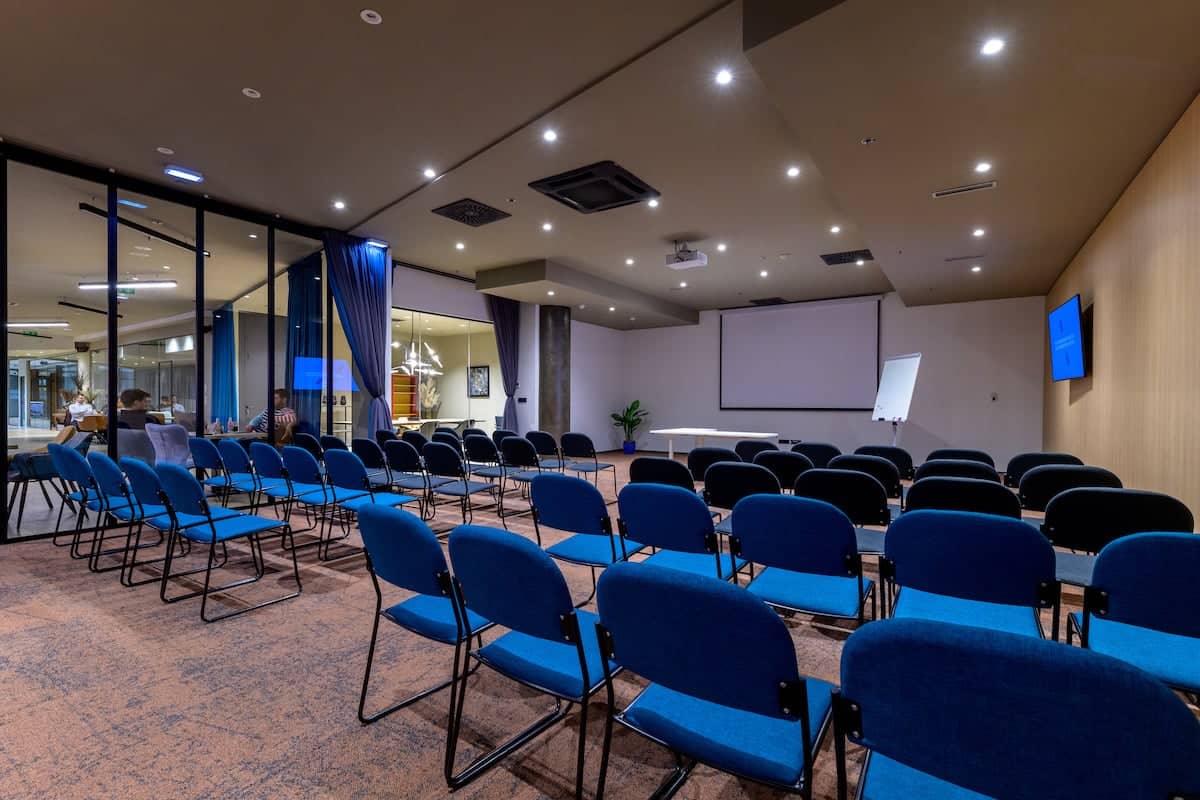 Why Hybrid Teams Choose Coworking