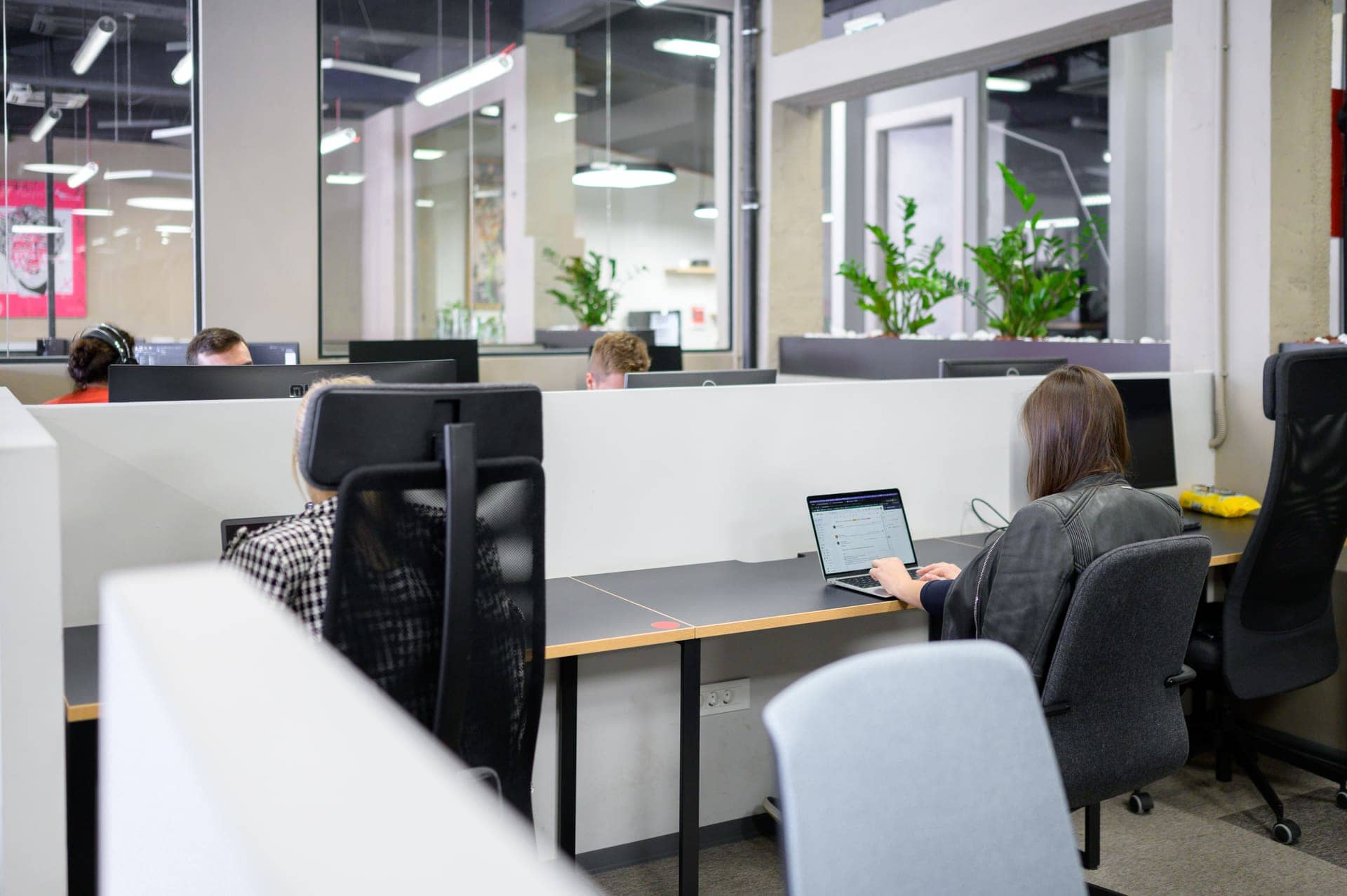 FlyDesk Work & Eat workspace